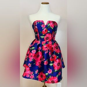 Cute strapless floral Mini!